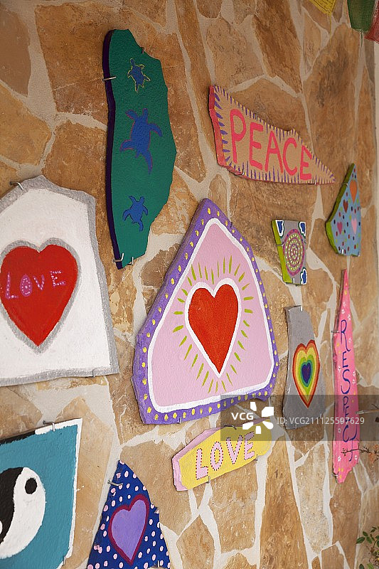 涂满嬉皮风格彩色艺术品的石墙图片素材