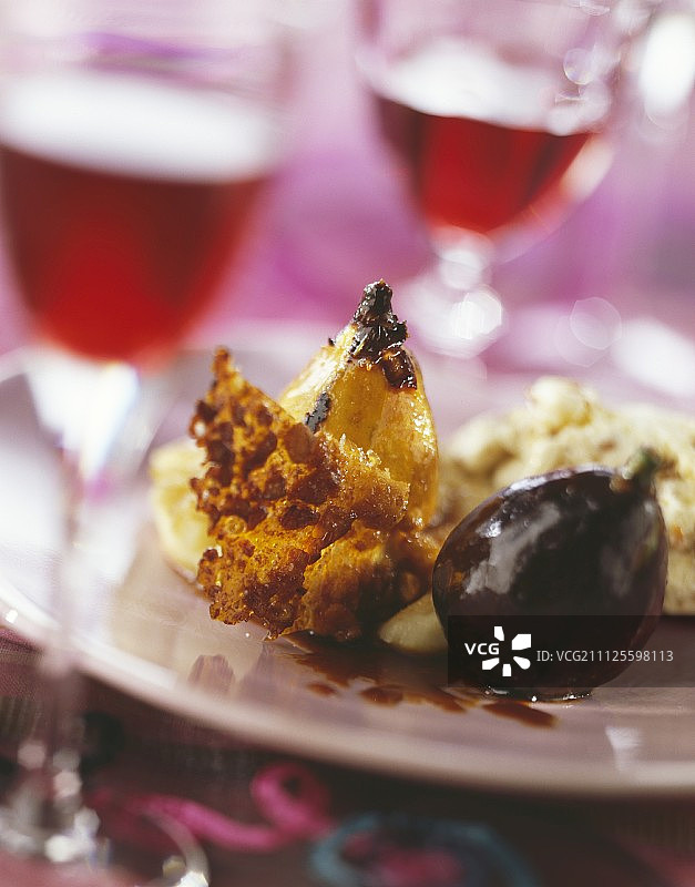 焦糖巴纽尔斯葡萄酒烤无花果配核桃牛轧糖图片素材