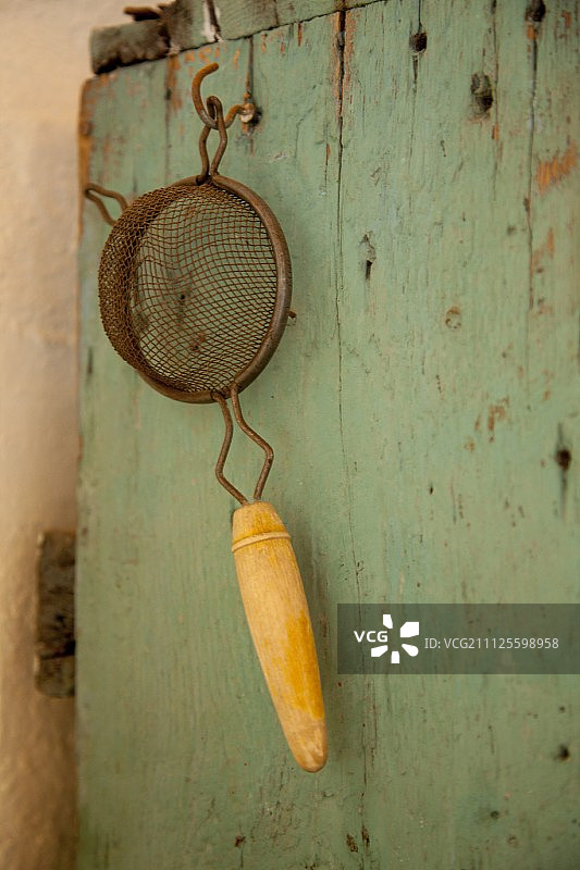 复古筛子悬挂木柜图片素材