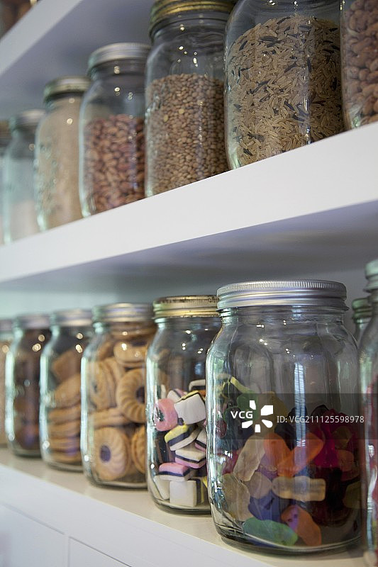 白色货架上的糖果和饼干罐图片素材
