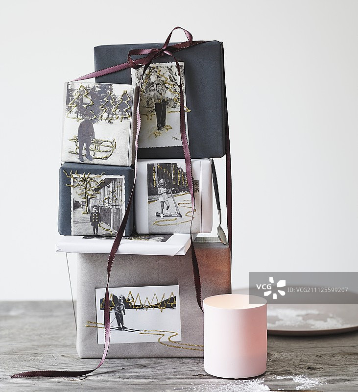 用金色笔装饰的复古家庭照片贴在圣诞礼物上图片素材