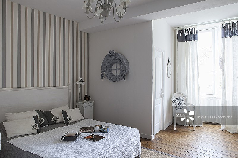 法式灰白色卧室，配条纹壁纸和巴洛克风格椅子图片素材