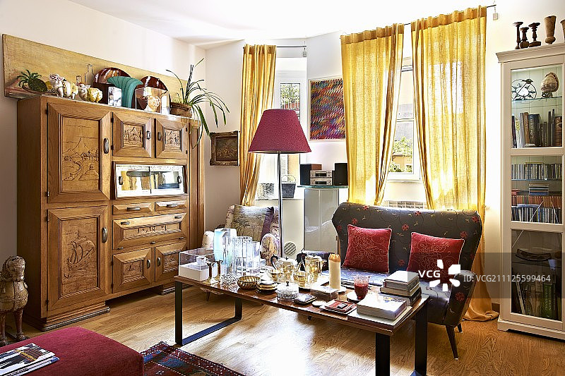 复古皮革沙发客厅与雕刻木柜图片素材