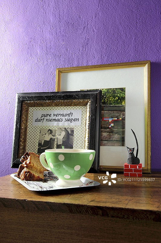 相框照片前的托盘复古杯子图片素材