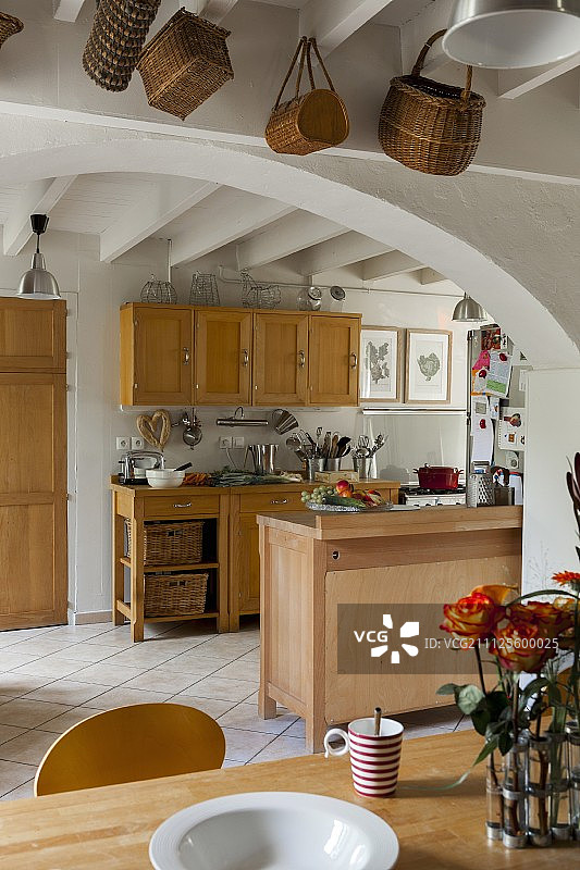 翻新农舍的开放式厨房中的木制家具图片素材
