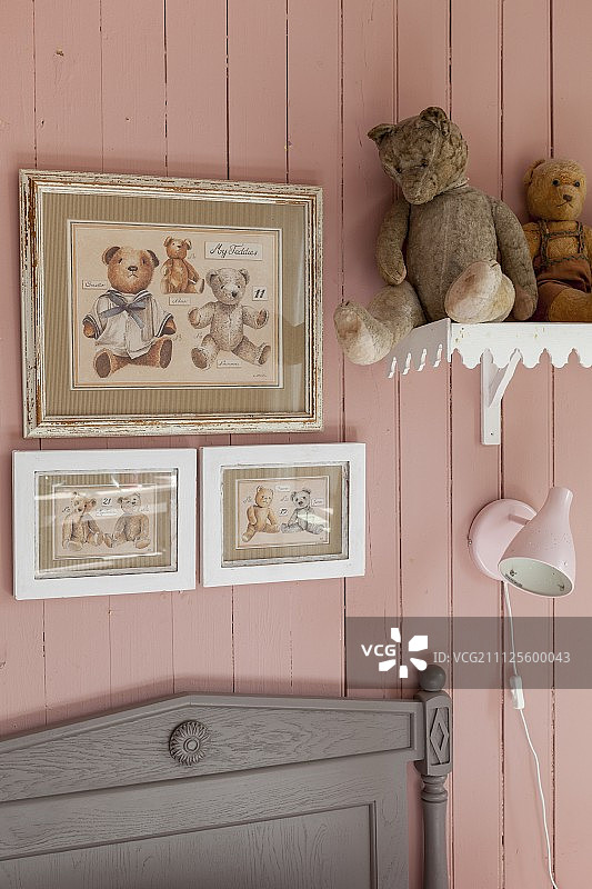粉色墙壁架子上的泰迪熊和毛绒玩具图片素材