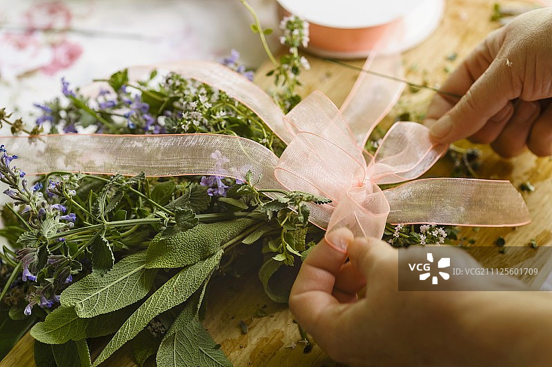用丝带捆扎草药花束图片素材