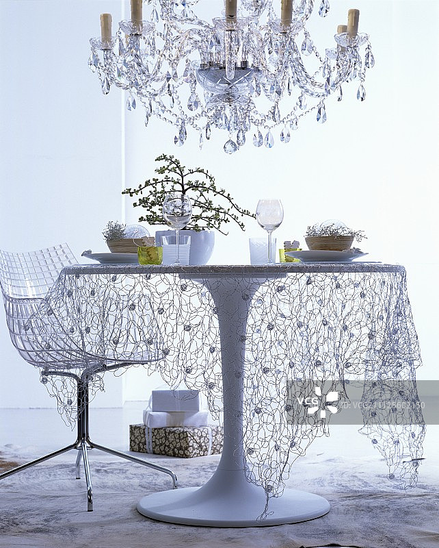 用金属线刺绣的精致桌布装饰的庆典圆桌图片素材