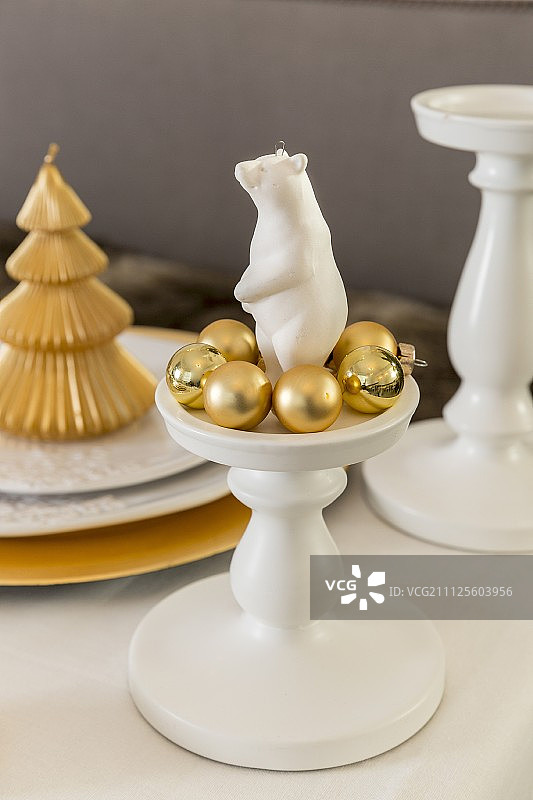 白色熊装饰品和烛台上金色小饰品图片素材