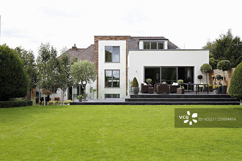 草坪通向露台和现代化住宅的台阶图片素材