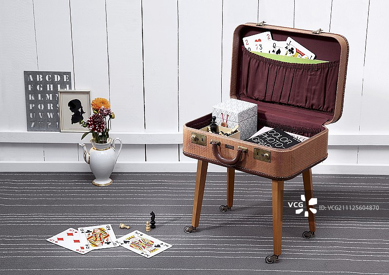 用老式手提箱手工制作的桌子图片素材