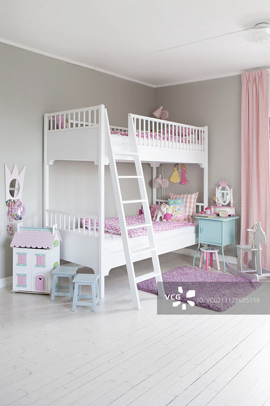 儿童卧室一角：浅灰色双层床与梯子图片素材