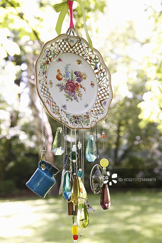 旧盘子和玻璃珠手工制作的风铃图片素材