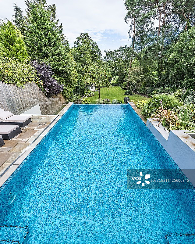 园景花园中的无边泳池景观图片素材