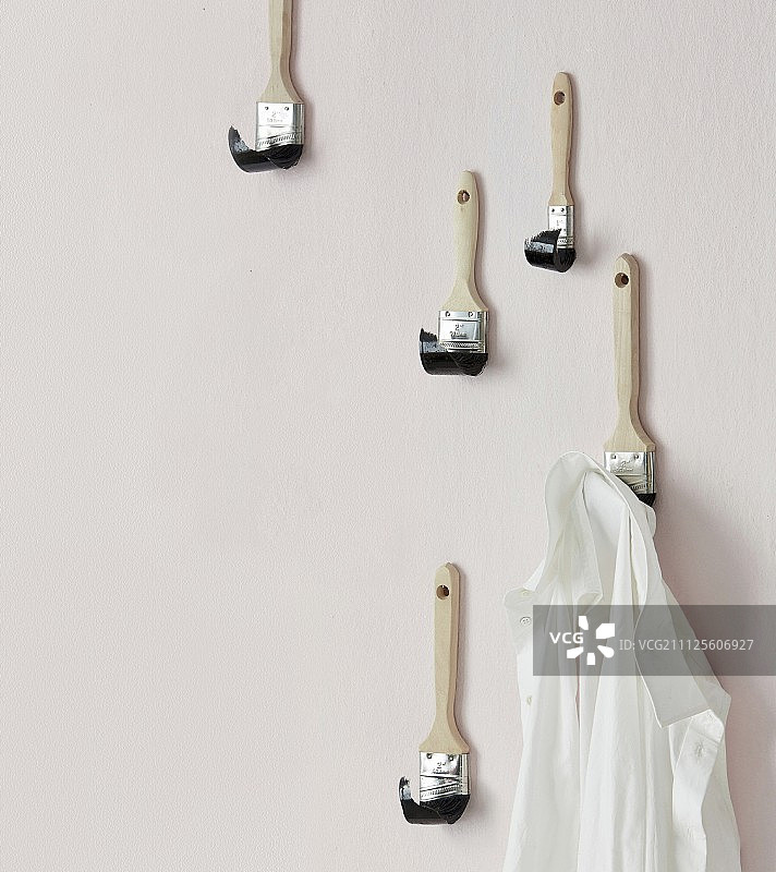 画笔手工制作的衣帽钩图片素材