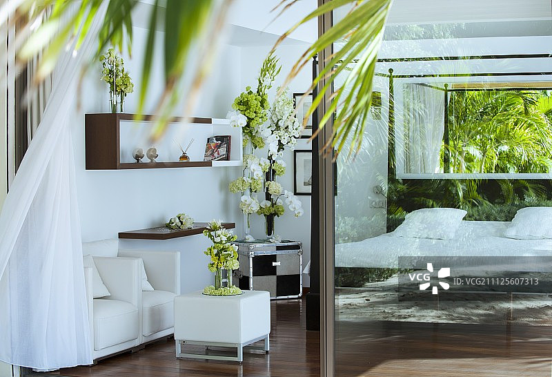 用花瓶装饰的卧室图片素材