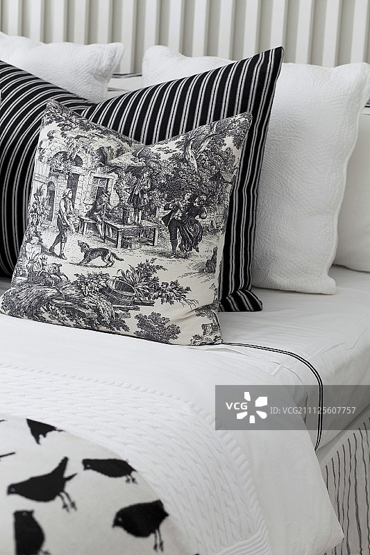 床上摆放的黑白图案靠垫图片素材