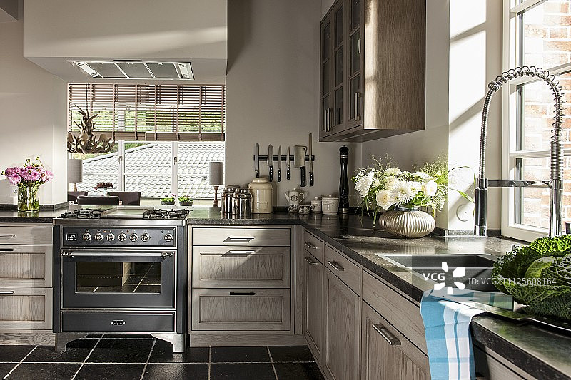 带淡色木门的厨房图片素材