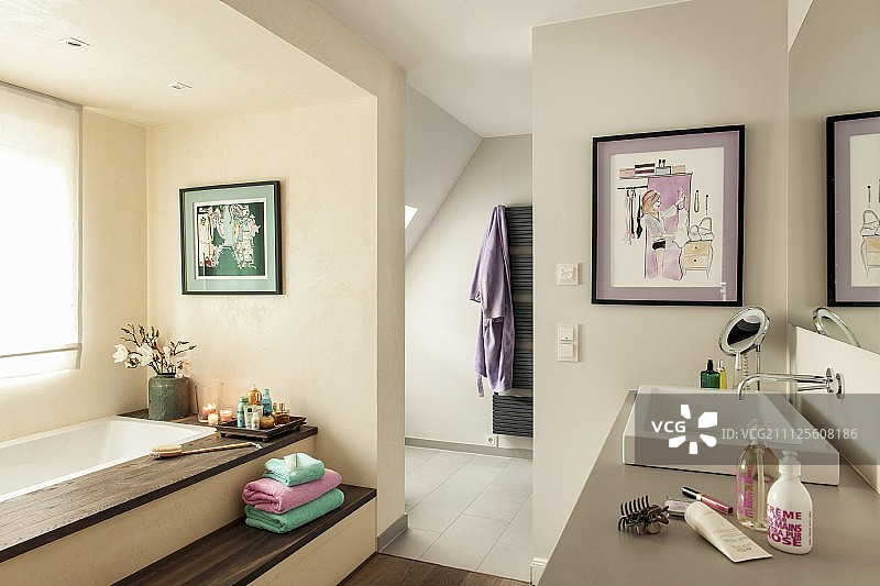 阁楼改造的优雅浴室：下沉式浴缸，窗下壁龛设有台阶图片素材