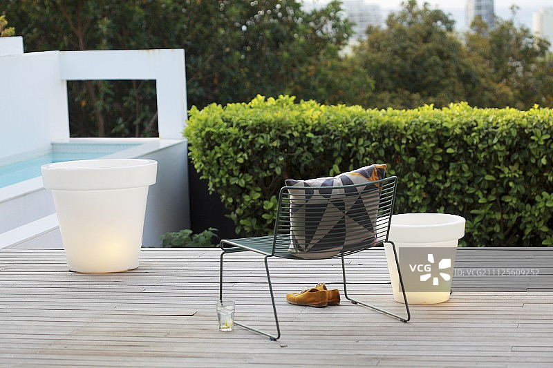 木制露台上带照明花盆的复古扶手椅图片素材