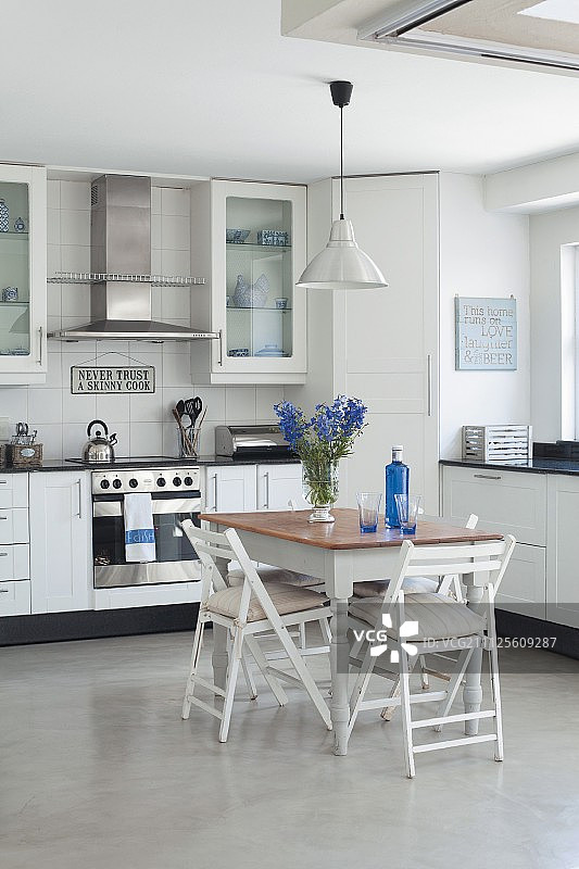 现代厨房里的小餐桌和折叠椅图片素材