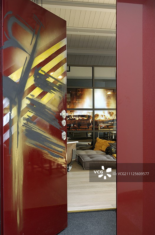 透过涂鸦风格的敞开的门看阁楼风格的室内装饰，配有落地垫图片素材