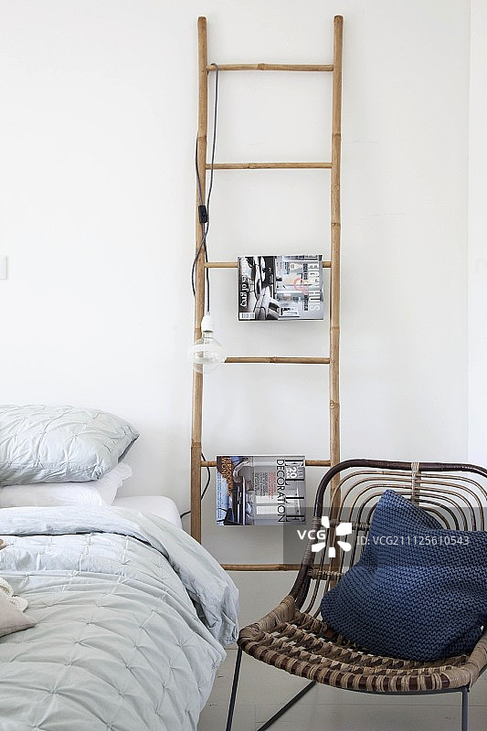 用作床头柜的竹梯图片素材