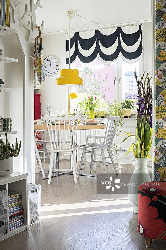 斯堪的纳维亚风格餐厅的彩色装饰品图片素材