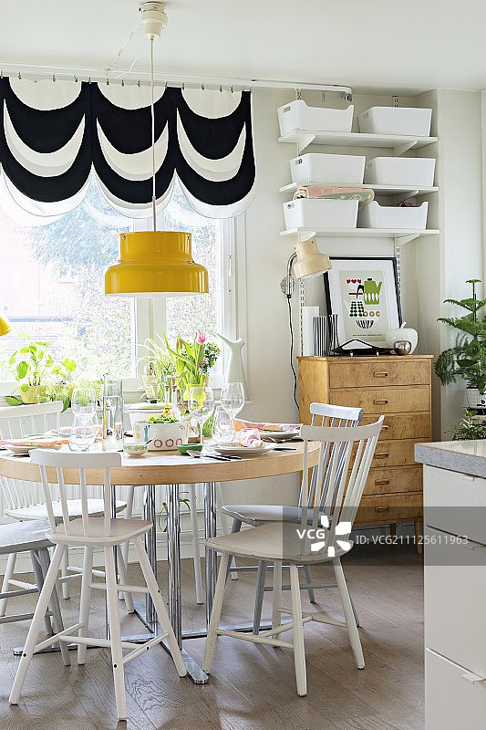 斯堪的纳维亚风格餐厅的彩色装饰品图片素材