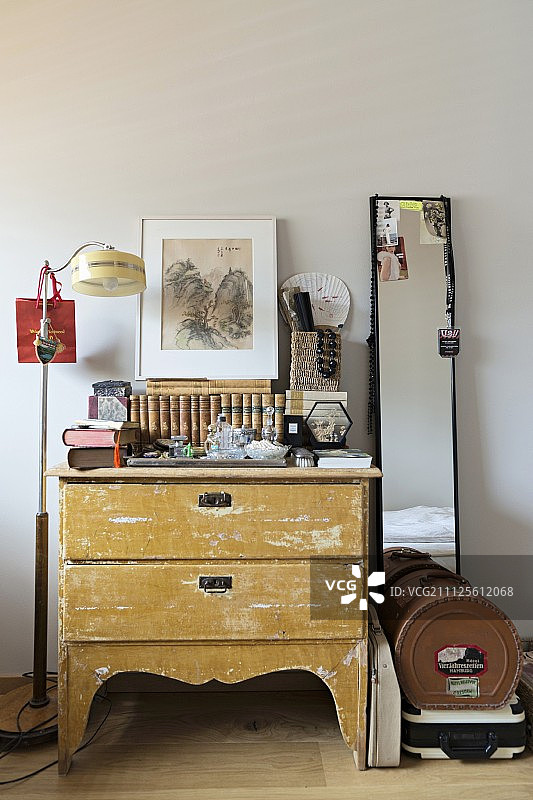 梳妆台上堆满了杂物图片素材