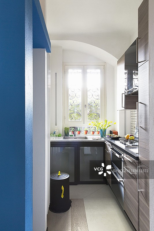 蓝色墙壁的狭窄厨房图片素材