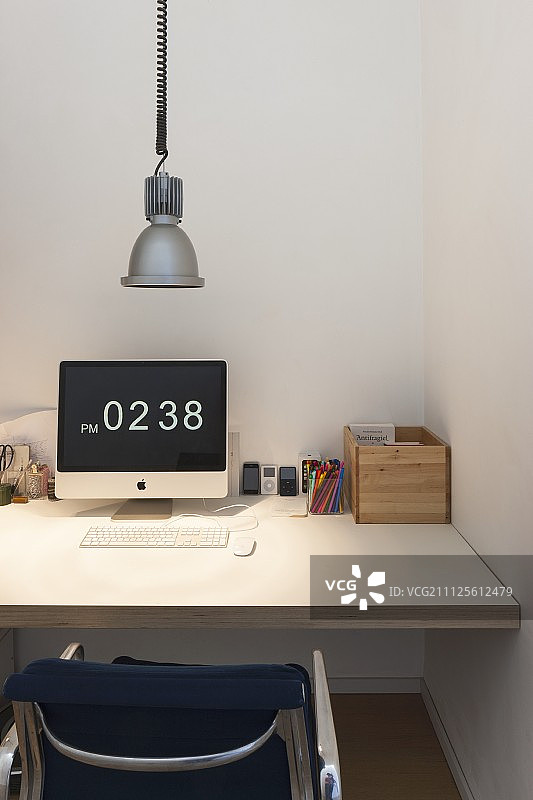 复古吊灯下的桌子上的显示器图片素材