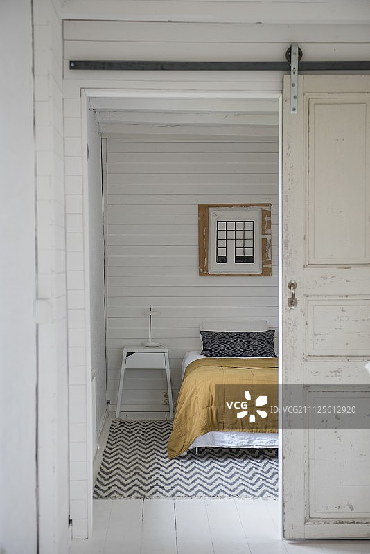 打开的推拉门和简约卧室的床铺图片素材