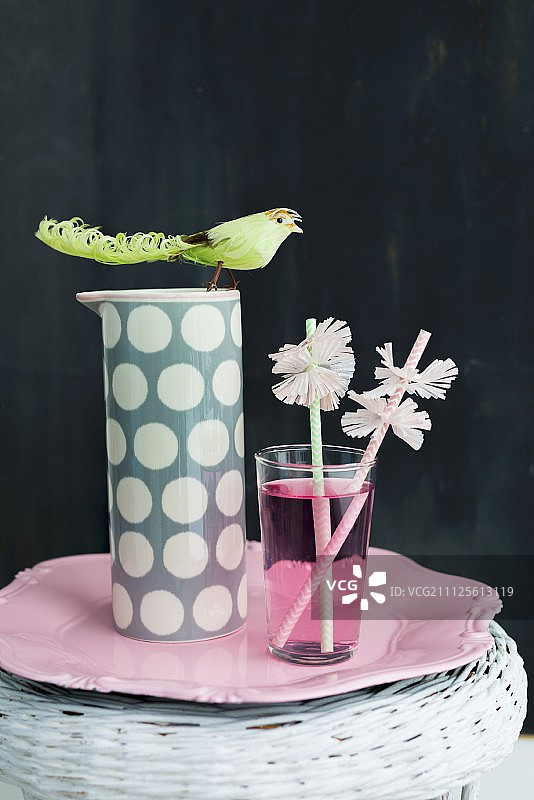 带有纸领的吸管和玻璃杯中的粉色饮料图片素材