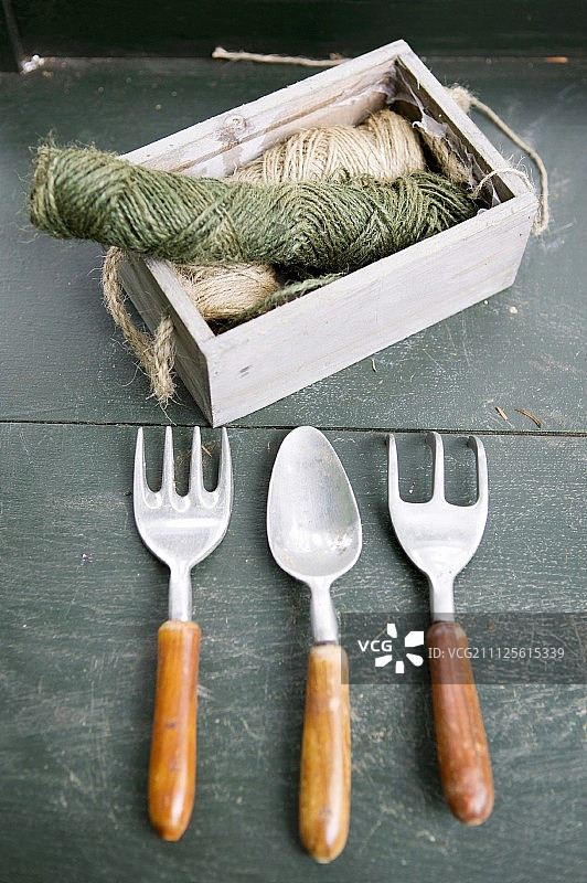 木箱中的园艺工具和细绳卷图片素材