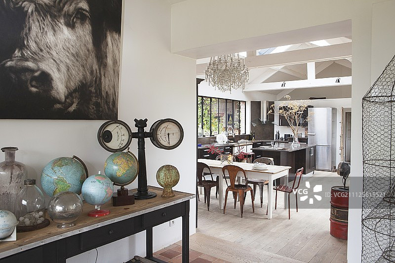 开放式厨房和餐厅的地球仪图片素材
