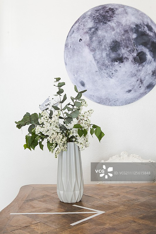 月亮图片前的几何花瓶图片素材