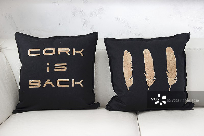 用软木制成的图案装饰的靠垫图片素材