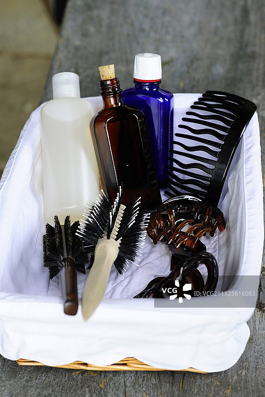 白色内衬篮子里的发刷、梳子和洗漱用品图片素材