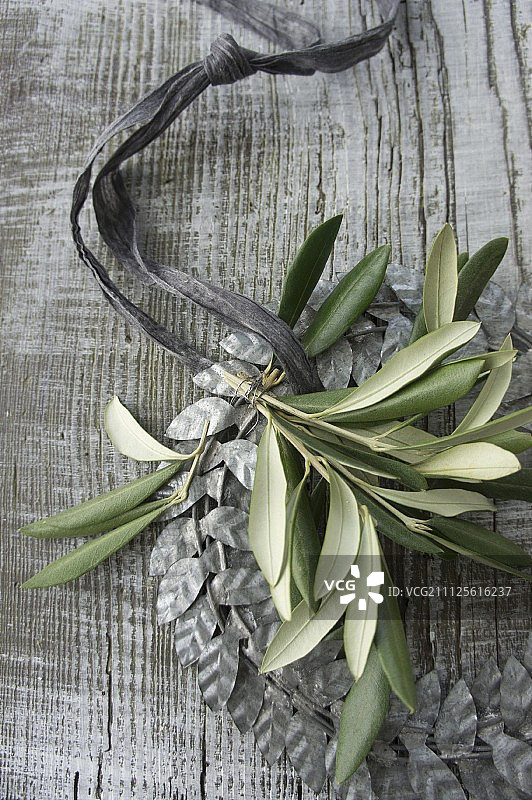 银灰色金属树叶橄榄枝花环图片素材