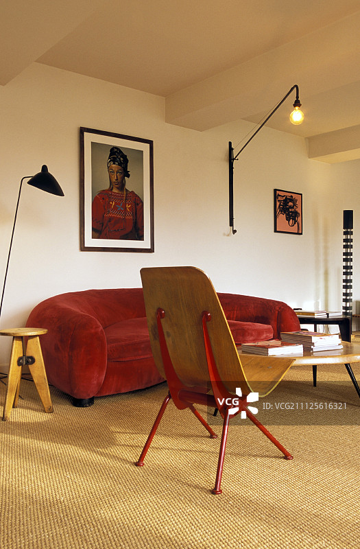 客厅里的红色沙发和壁灯图片素材