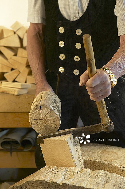 木匠用劈木工具制作木瓦图片素材