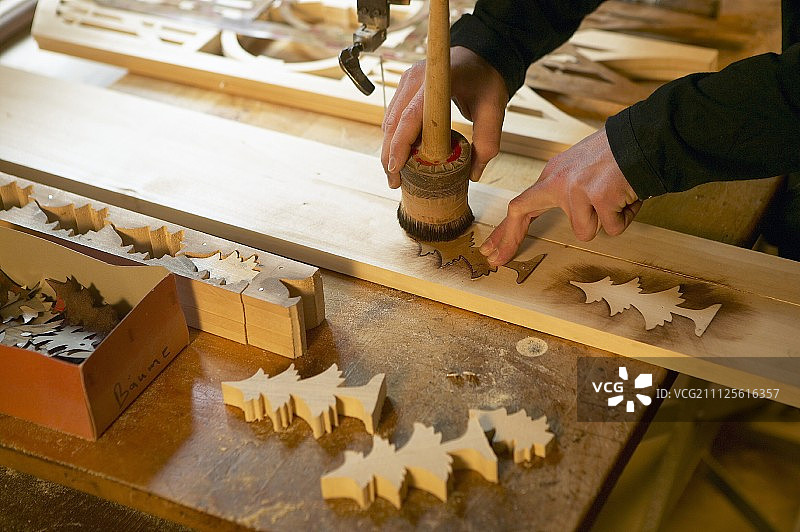 使用木材着色剂和模板将树木轮廓转移到木材上图片素材