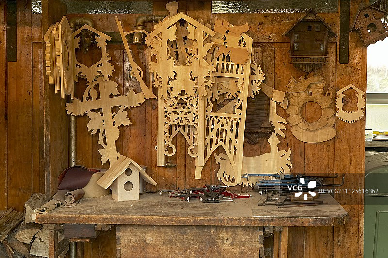 传统工坊的布谷鸟时钟模板图片素材