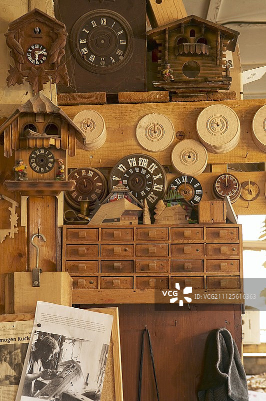 传统工坊里的布谷鸟钟图片素材