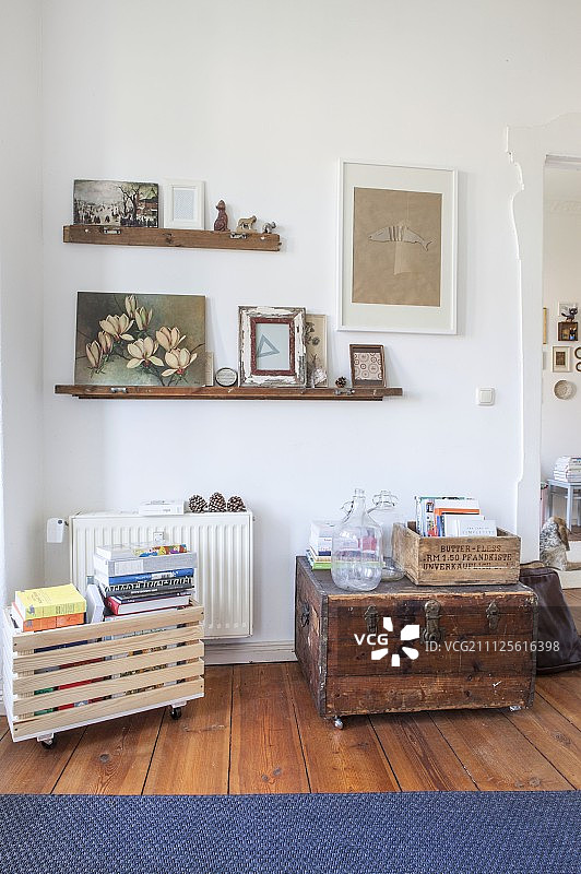 窄搁板下方带轮木箱和储物箱图片素材