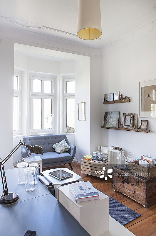 书桌、沙发和木箱景观图片素材