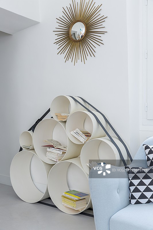 金边旭日镜下的各种直径管道置物架图片素材