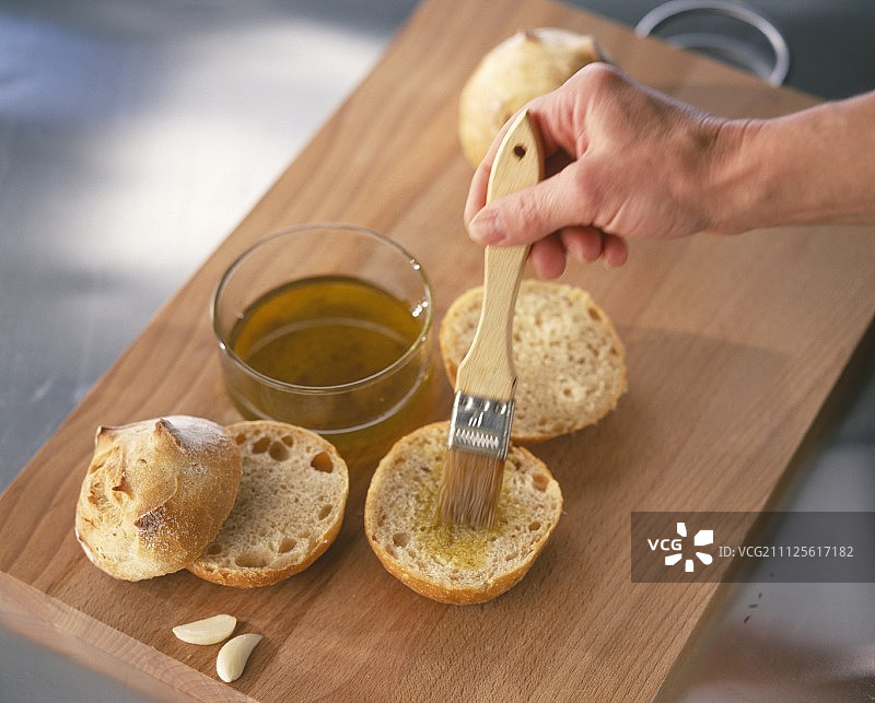 用橄榄油刷面包图片素材