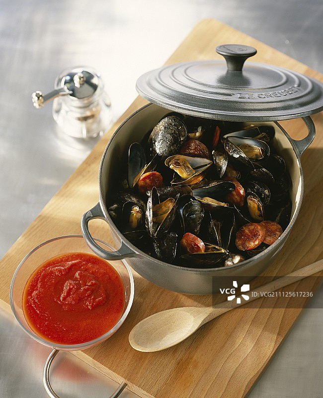 将番茄酱加入贻贝图片素材